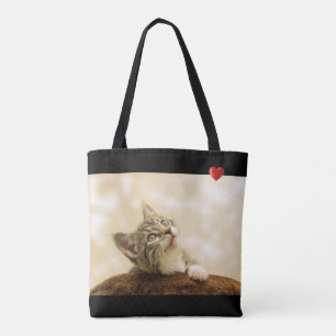 Süße Kitty-Katze mit Herz auf Schwarz