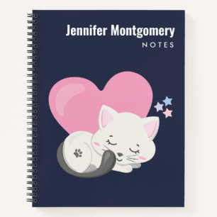 Süße Kitty Katze schläft mit einem großen rosa Her Notizbuch