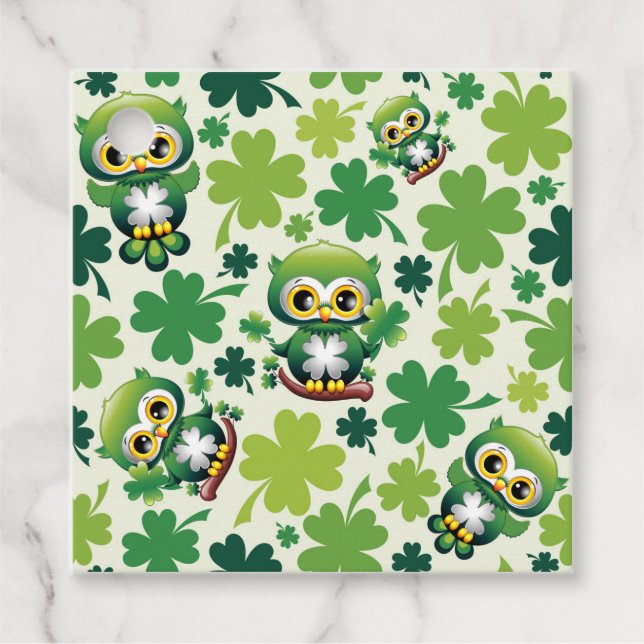 Süße kleine Eule St. Patrick Cartoon Geschenkanhänger (Vorderseite)