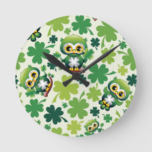 Süße kleine Eule St. Patrick Cartoon Runde Wanduhr