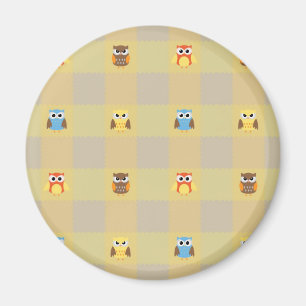 Süße kleine Eulen auf Beige und Gelbem Hintergrund Magnet