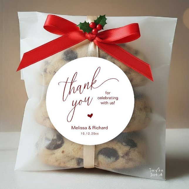 Süße kleine Herz moderne minimalistische Hochzeits Runder Aufkleber (Little Cute Heart Modern Minimal Wedding Gifts Classic Sweet Round Sticker in Burgundy Wine Deep Red)