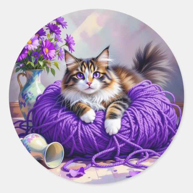 Süße kleine Katze in einem Ball aus violettem Garn Runder Aufkleber (Vorderseite)