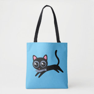Süße kleine Katze mit Fisch