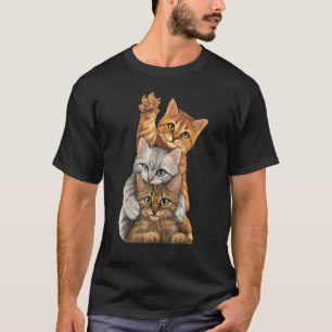 Süße kleine Katzen spielen und bauen eine Wand für T-Shirt