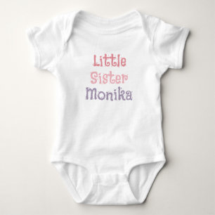 Süße kleine Schwester farbenfrohes Monogramm Mädch Baby Strampler