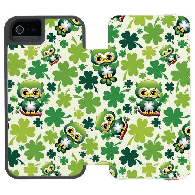 Süße kleine St. Patrick Cartoon-Eule Incipio iPhone Geldbeutel-Hülle (Folio Geöffnet)