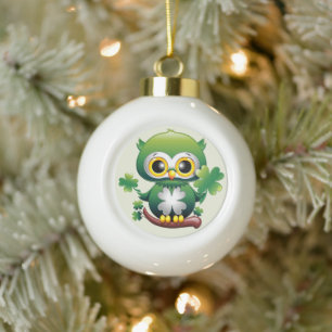 Süße kleine St. Patrick Cartoon-Eule Keramik Kugel-Ornament