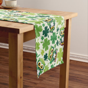Süße kleine St. Patrick Cartoon-Eule Kurzer Tischläufer