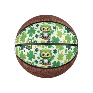 Süße kleine St. Patrick Cartoon-Eule Mini Basketball