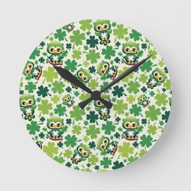 Süße kleine St. Patrick Cartoon-Eule Runde Wanduhr (Vorderseite)