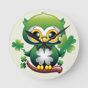 Süße kleine St. Patrick Cartoon-Eule Runde Wanduhr