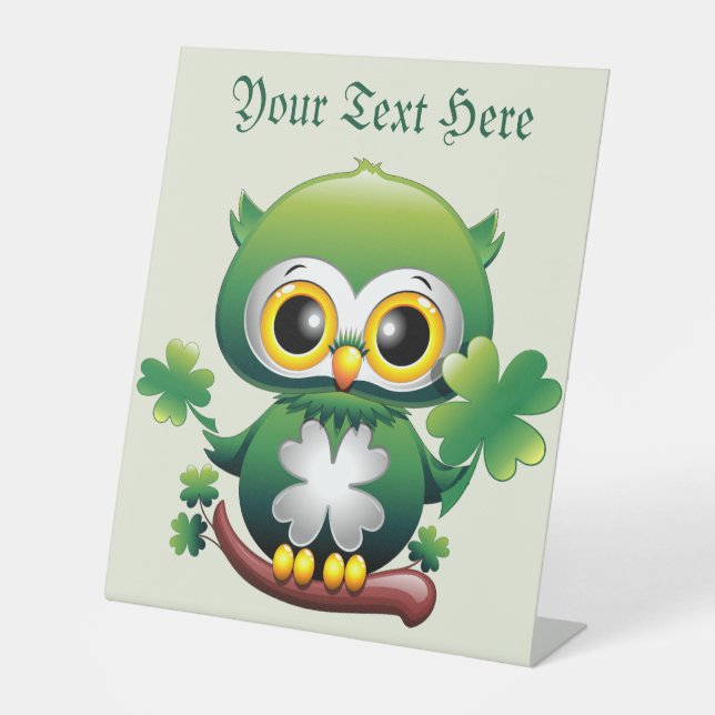 Süße kleine St. Patrick Cartoon-Eule Sockelschild (Vorderseite)