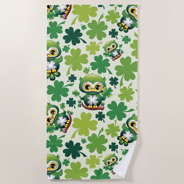 Süße kleine St. Patrick Cartoon-Eule Strandtuch (Vorderseite)