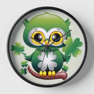 Süße kleine St. Patrick Cartoon-Eule Uhr