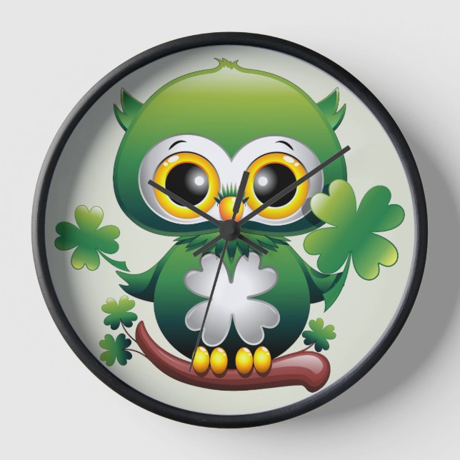 Süße kleine St. Patrick Cartoon-Eule Uhr (Vorderseite)