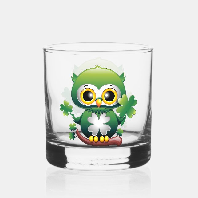 Süße kleine St. Patrick Cartoon-Eule Whiskyglas (Vorderseite)