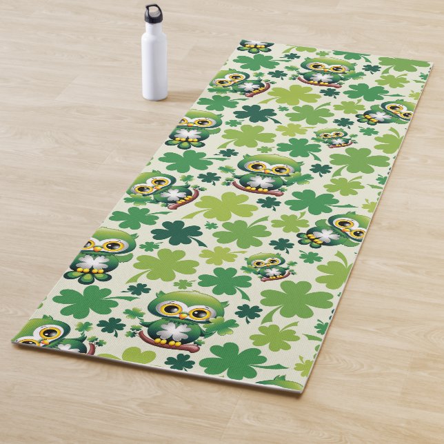 Süße kleine St. Patrick Cartoon-Eule Yogamatte (Beispiel)