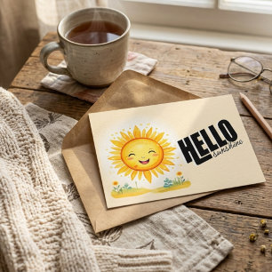 Süße lächelnde Sonne Illustration Typografie Hallo Feiertagspostkarte