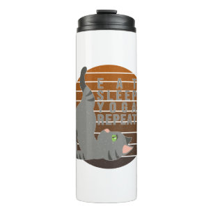 Süße lustige Katze beim Yoga. Lustiges Yoga-Design Thermosbecher