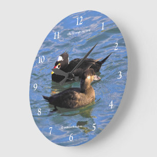 Süße lustige Surf-Schnepfen-Enten schwimmen am Pie Große Wanduhr