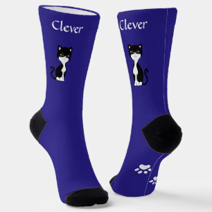 Süße lustige Tuxedo-Katze & Pfoten auf Blau Socken
