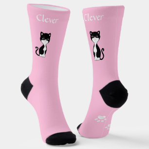 Süße lustige Tuxedo-Katze & Pfoten auf hellrosa Socken