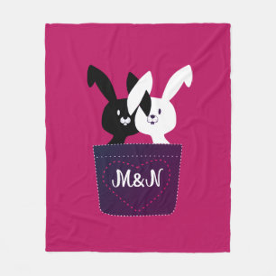 Süße Magenta-Schwarz-Weiß-Liebeshasen-Monogramm Fleecedecke