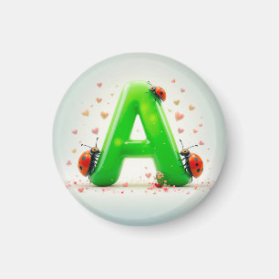 Süße Marienkäfer auf grünem Alphabetbuchstaben A Magnet