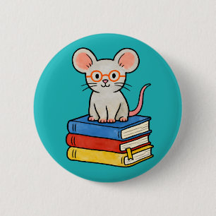 Süße Maus auf einem Bücherstapel Button