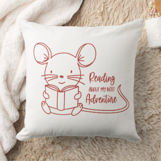 Süße Maus beim Lesen eines Buches Kissen