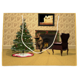 Süße Maus schmückt einen Weihnachtsbaum Große Geschenktüte