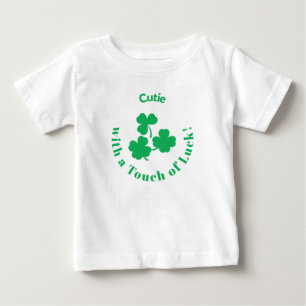 Süße mit einem Hauch von Glück! St. Patrick's Day Baby T-shirt