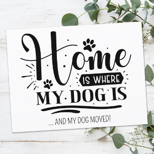 Süße moderne lustige Wohnung ist dort wo der Hund Postkarte