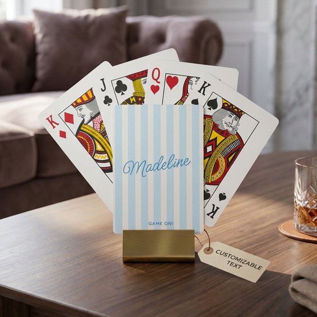 Süße moderne personalisierte Küstenblaue Streifen Spielkarten (Personalized playing cards with soft blue and white vertical stripes and a custom name in script.)