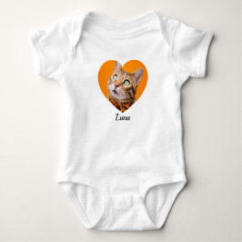 Süße moderne Typografie Name und Herz Foto des Hau Baby Strampler