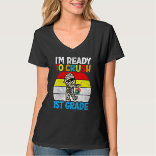 Süße Mumie bereit, die 1. Klasse zu knacken, erste T-Shirt
