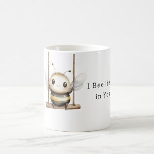 Süße niedliche Biene auf der Schaukel Kaffeetasse