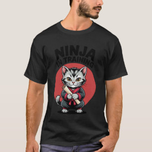 Süße Ninja-Katze in Ausbildung für Kampfsportarten T-Shirt