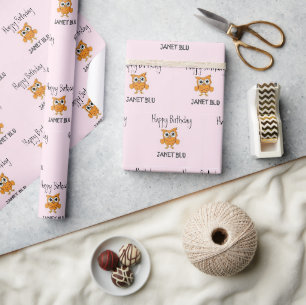 Süße orange Eule zum Geburtstag auf Rosa Geschenkpapier