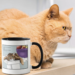 Süße orange getigerte Katze genießt lustiges Warte Tasse
