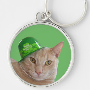 Süße orange Katze mit einem grünen irischen Hut Schlüsselanhänger