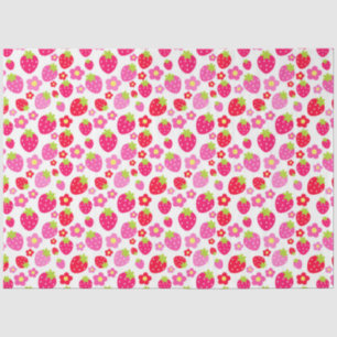 Süße rosa und rote Erdbeeren und Blumen auf Weiß Seidenpapier