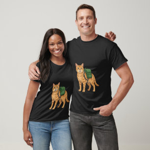 Süße rote getigerte Katze mit Rucksack T-Shirt
