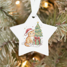 Süße rote Katze mit Weihnachtsmannmütze Weihnachts