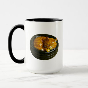 Süße rote Katze schlafend in einem Reifen Tasse