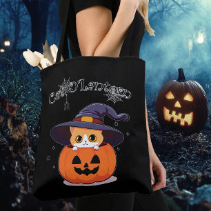 Süße rote Katzenhexe in Halloween-Kürbislaterne