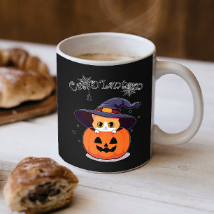 Süße rote Katzenhexe in Halloween-Kürbislaterne Kaffeetasse