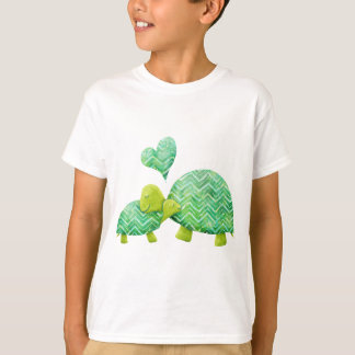 Süße Schildkröte umarmt Mama und Baby T-Shirt