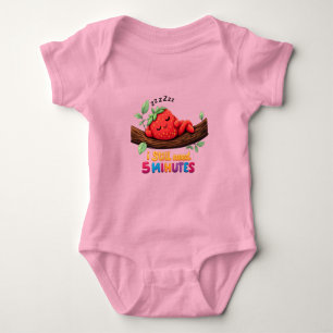 Süße schlafende Erdbeere – Baby-Jersey-Body Baby Strampler